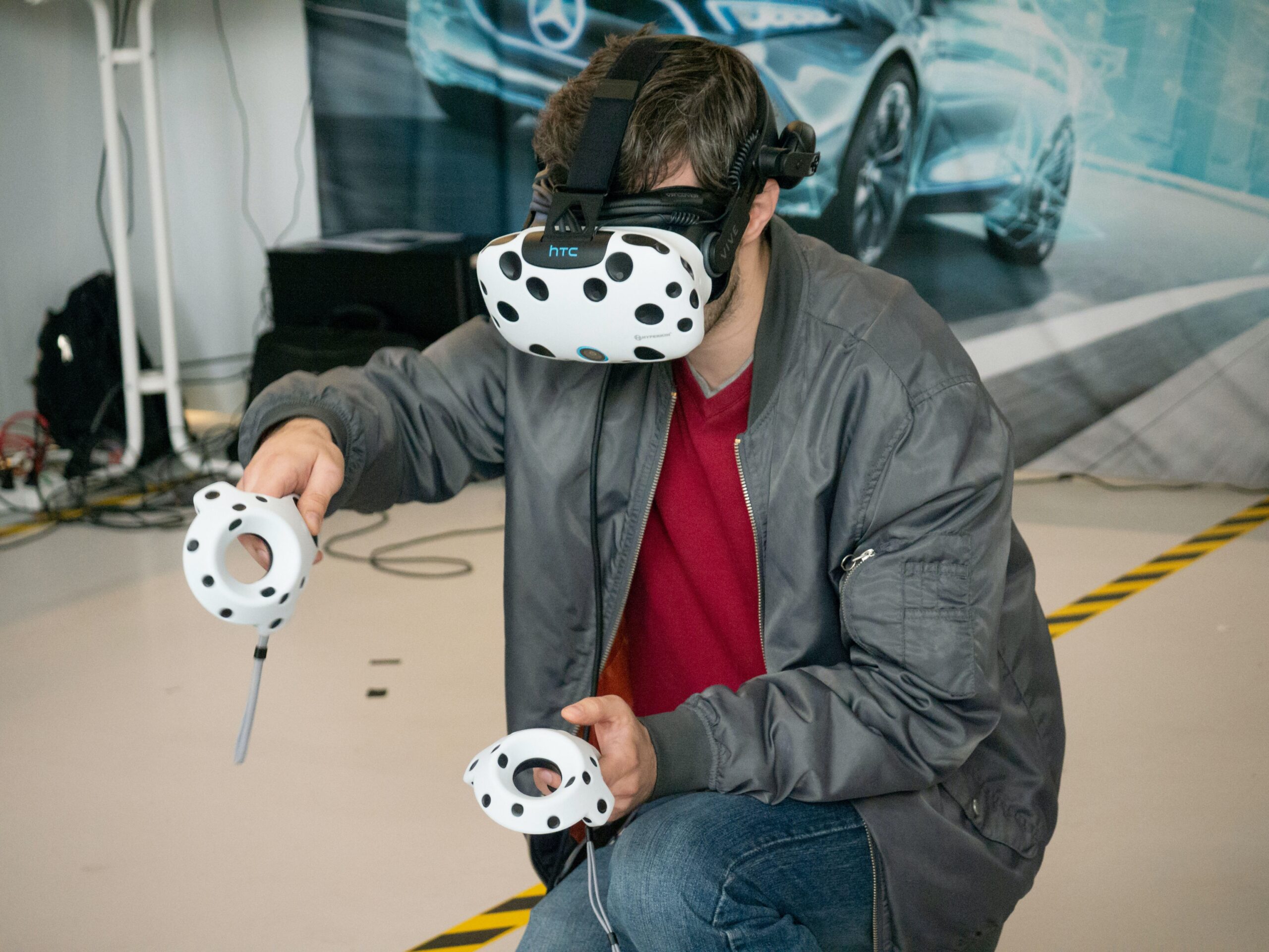 Hombre utilizando la realidad virtual en taller