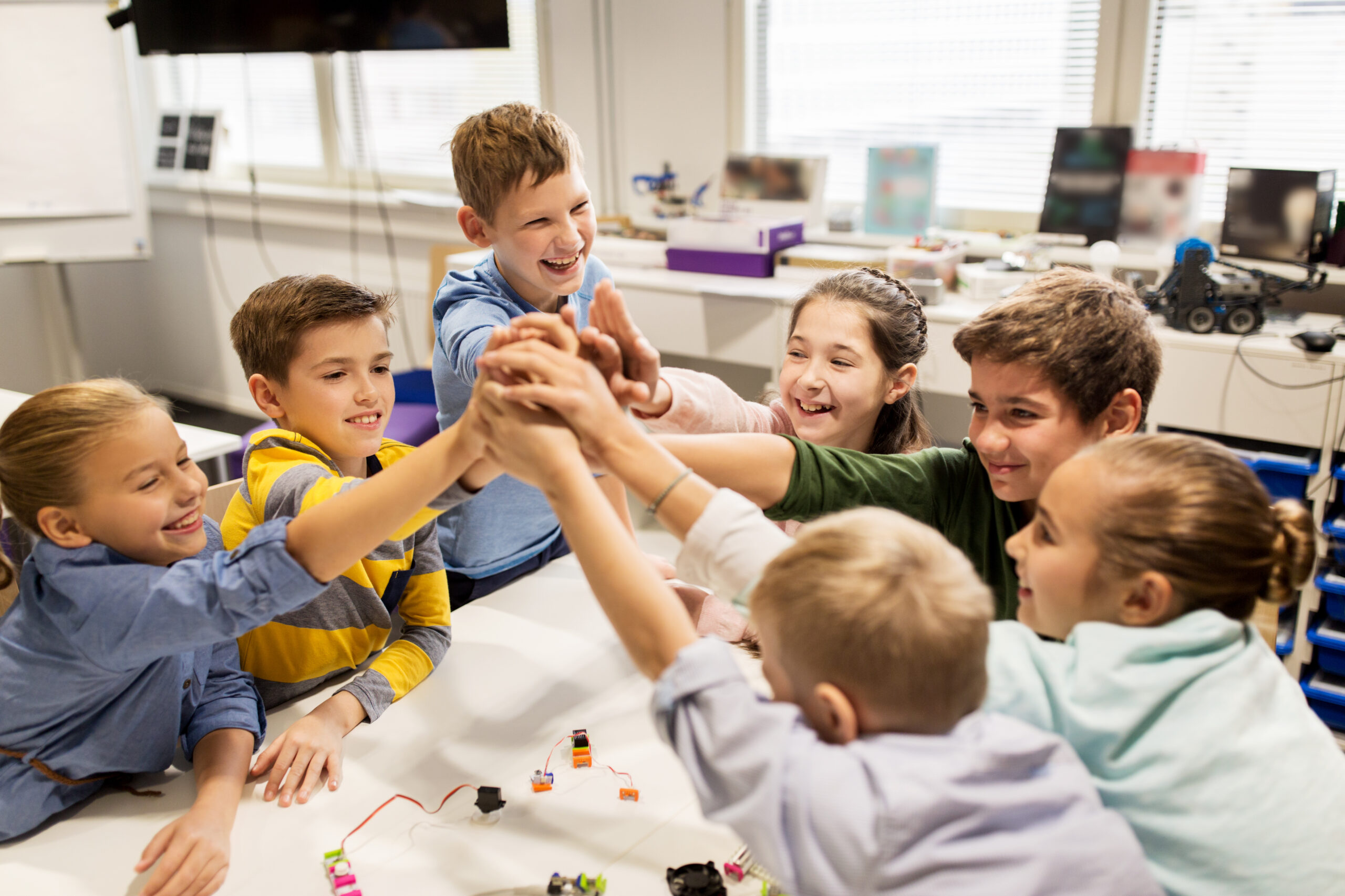 Niños uniendo manos en taller